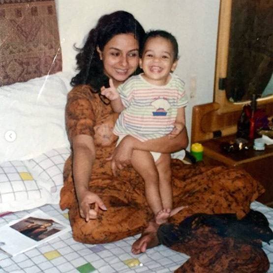 कुछ इस तरह मां को सलाम कर रहे बॉलीवुड स्टार्स, अनुष्का-करीना ने किए पोस्ट