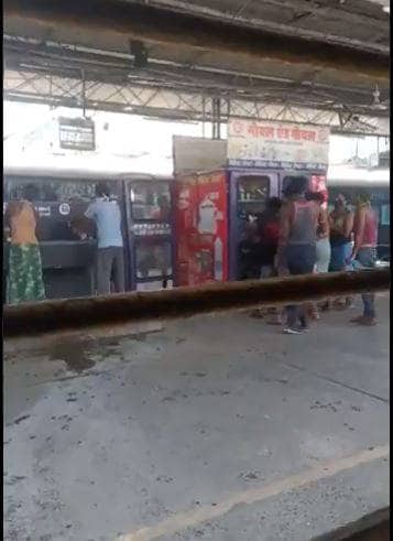 भूख के आगे मजबूर हुए मजदूर, रेलवे स्टेशन पर लूट ली फूड वेंडिंग मशीन