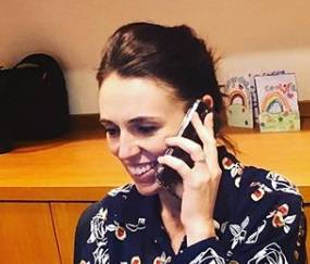 पार्टनर के साथ कैफे पहुंचीं इस देश की प्रधानमंत्री, लेकिन नहीं मिली एंट्री