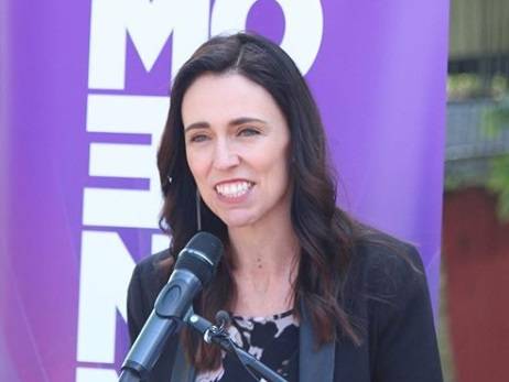 पार्टनर के साथ कैफे पहुंचीं इस देश की प्रधानमंत्री, लेकिन नहीं मिली एंट्री