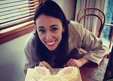 पार्टनर के साथ कैफे पहुंचीं इस देश की प्रधानमंत्री, लेकिन नहीं मिली एंट्री