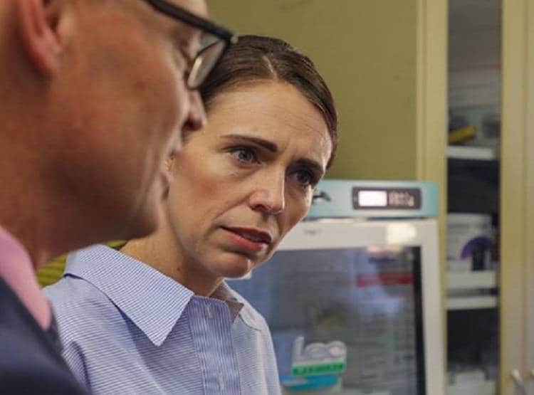 पार्टनर के साथ कैफे पहुंचीं इस देश की प्रधानमंत्री, लेकिन नहीं मिली एंट्री