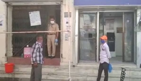 बैंक लॉकर में रखा था सोना, मालिक ने जाकर खोला तो निकले पत्थर