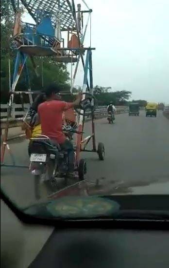 घर जाने के लिए झूले से बाइक जोड़कर युवक ने किया जुगाड़, देखकर चौंके लोग
