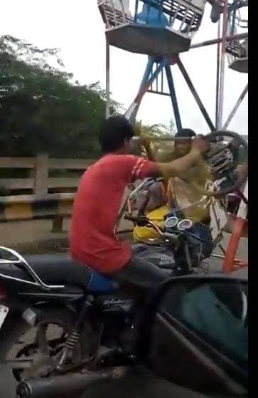 घर जाने के लिए झूले से बाइक जोड़कर युवक ने किया जुगाड़, देखकर चौंके लोग