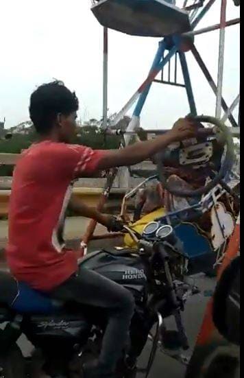 घर जाने के लिए झूले से बाइक जोड़कर युवक ने किया जुगाड़, देखकर चौंके लोग