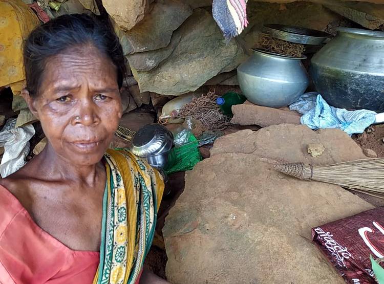 इस वजह से गुफा में रहने को मजबूर परिवार, कंद-मूल खाकर कर रहे गुजारा