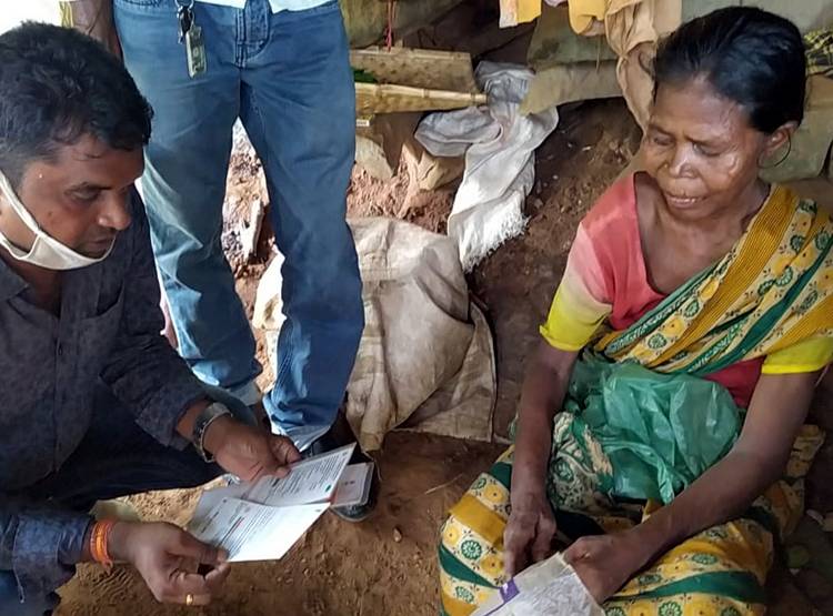 इस वजह से गुफा में रहने को मजबूर परिवार, कंद-मूल खाकर कर रहे गुजारा