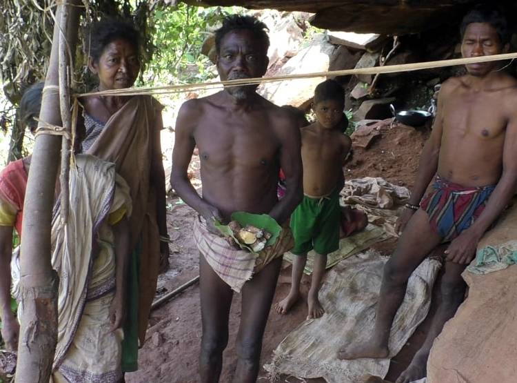 इस वजह से गुफा में रहने को मजबूर परिवार, कंद-मूल खाकर कर रहे गुजारा