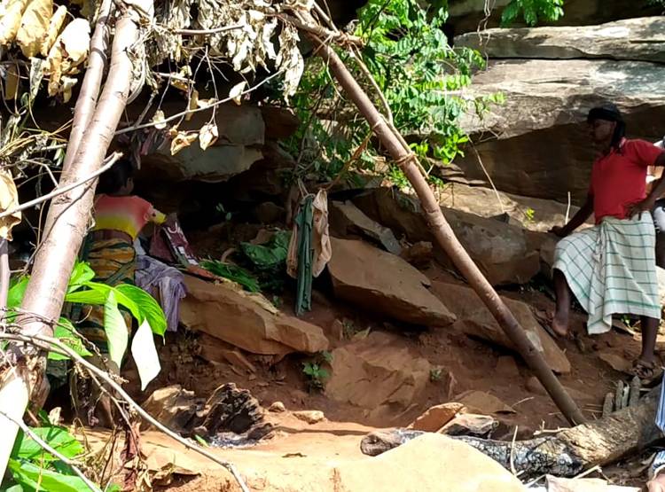 इस वजह से गुफा में रहने को मजबूर परिवार, कंद-मूल खाकर कर रहे गुजारा