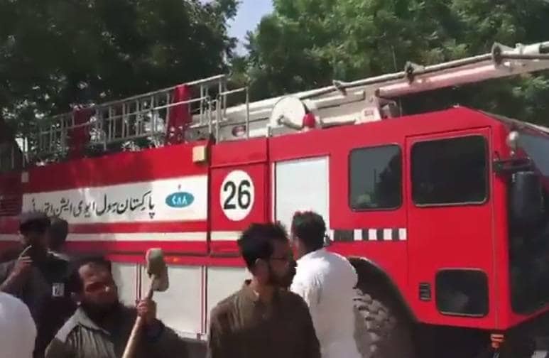 लैंडिंग से एक मिनट पहले इंजन हुआ फेल और गलियों में जा गिरा विमान