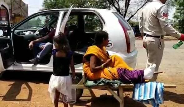 घायल पत्नी को हाथ गाड़ी पर ले जा रहा था पति, पुलिस ने कार से भिजवाया घर