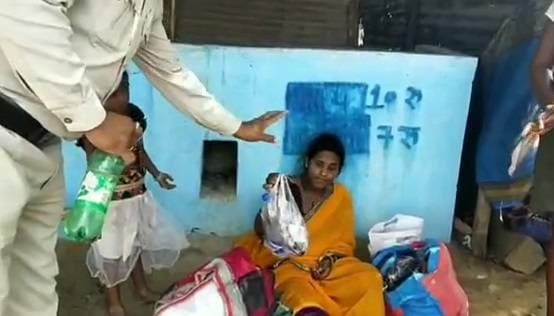 घायल पत्नी को हाथ गाड़ी पर ले जा रहा था पति, पुलिस ने कार से भिजवाया घर