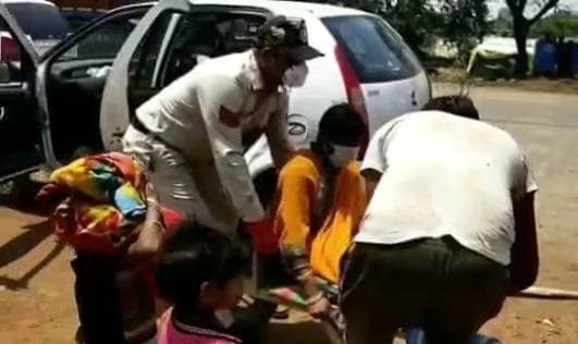 घायल पत्नी को हाथ गाड़ी पर ले जा रहा था पति, पुलिस ने कार से भिजवाया घर