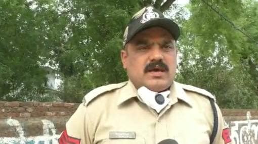 घायल पत्नी को हाथ गाड़ी पर ले जा रहा था पति, पुलिस ने कार से भिजवाया घर