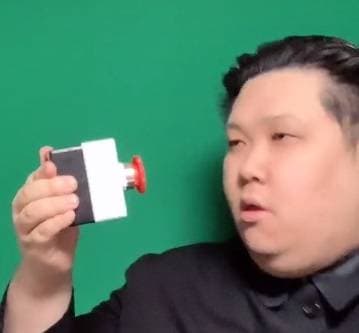 टिक-टॉक पर भी है एक किम जोंग, बात-बात पर दबाता है लाल बटन