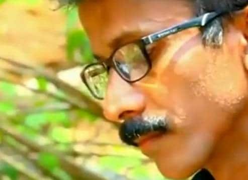 प्यासे कोबरा को अधिकारी ने हाथ से पिलाया पानी, वीडियो वायरल