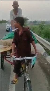 मां-बाप को रिक्शे पर बैठाकर 500 km के सफर पर निकला 11 साल का मासूम
