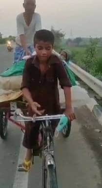 मां-बाप को रिक्शे पर बैठाकर 500 km के सफर पर निकला 11 साल का मासूम