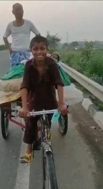 मां-बाप को रिक्शे पर बैठाकर 500 km के सफर पर निकला 11 साल का मासूम