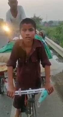 मां-बाप को रिक्शे पर बैठाकर 500 km के सफर पर निकला 11 साल का मासूम