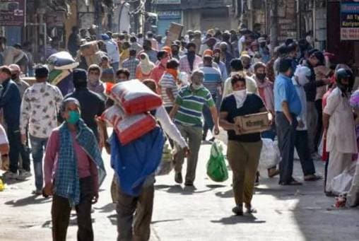 गाजियाबाद: भारी संख्या में उमड़े मजदूर, सोशल डिस्टेंसिंग की उड़ी धज्जियां