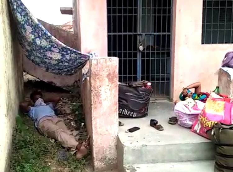 घर लौटे बेटा-बहू तो सगी मां ने भी कोरोना के डर से भगाया