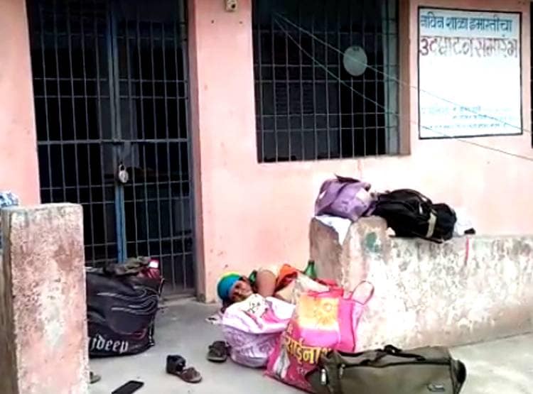 घर लौटे बेटा-बहू तो सगी मां ने भी कोरोना के डर से भगाया