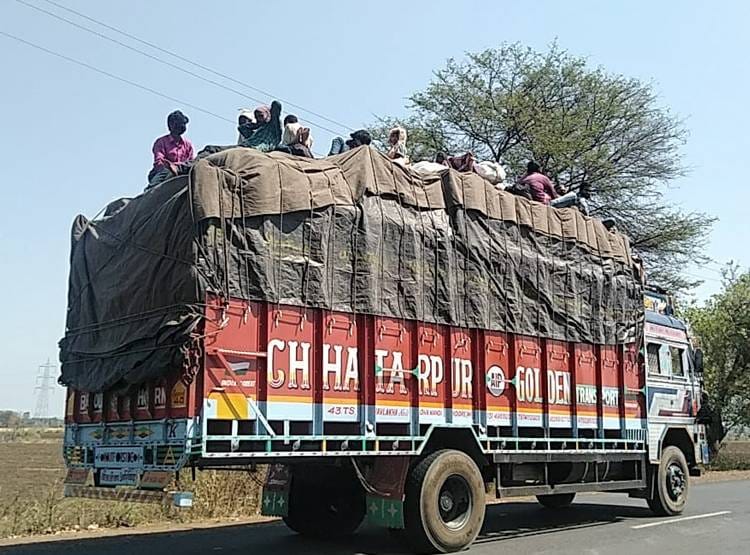 लॉकडाउन में घर पहुंचने का अनोखा तरीका, ऐसे कर रहे बॉर्डर क्रॉस