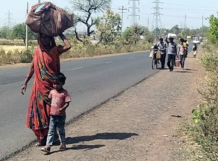 लॉकडाउन में घर पहुंचने का अनोखा तरीका, ऐसे कर रहे बॉर्डर क्रॉस