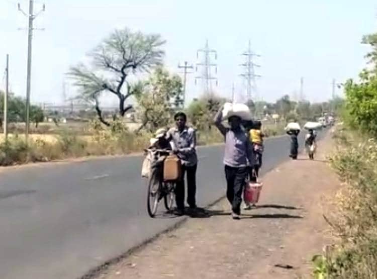 लॉकडाउन में घर पहुंचने का अनोखा तरीका, ऐसे कर रहे बॉर्डर क्रॉस