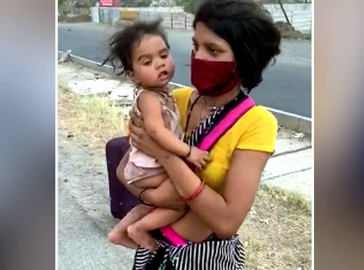 एक हाथ में मासूम, दूसरे में सूटकेस, पैदल किया 1 हजार किमी का सफर