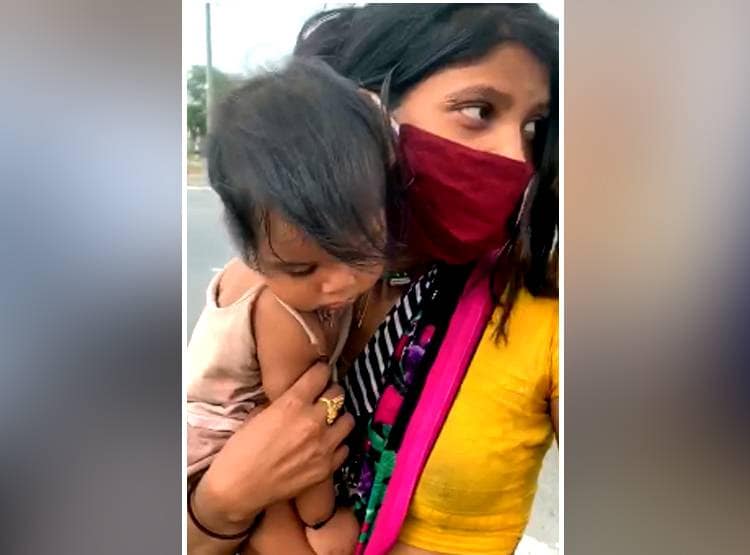 एक हाथ में मासूम, दूसरे में सूटकेस, पैदल किया 1 हजार किमी का सफर