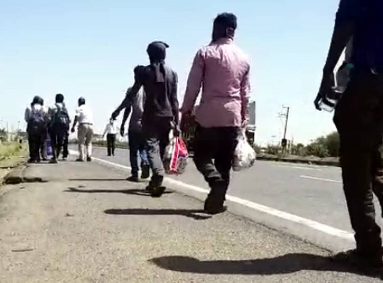 एक हाथ में मासूम, दूसरे में सूटकेस, पैदल किया 1 हजार किमी का सफर