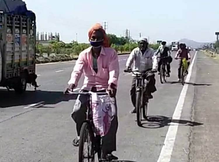 एक हाथ में मासूम, दूसरे में सूटकेस, पैदल किया 1 हजार किमी का सफर