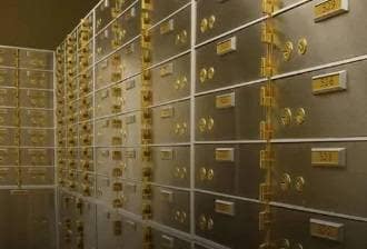 बैंक लॉकर में रखा था सोना, मालिक ने जाकर खोला तो निकले पत्थर