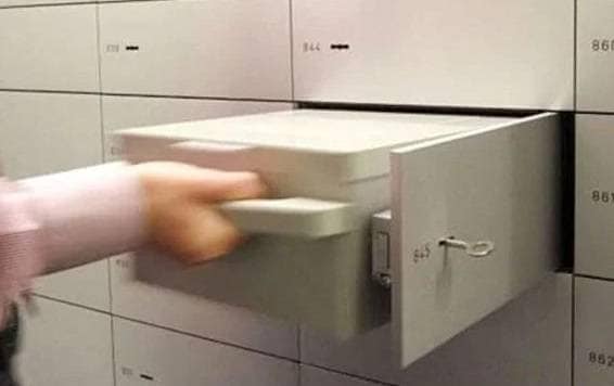 बैंक लॉकर में रखा था सोना, मालिक ने जाकर खोला तो निकले पत्थर