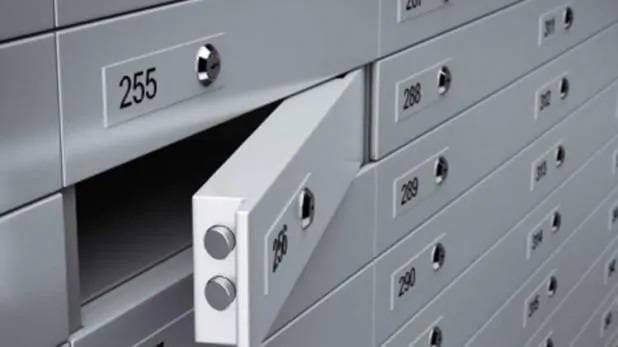 बैंक लॉकर में रखा था सोना, मालिक ने जाकर खोला तो निकले पत्थर