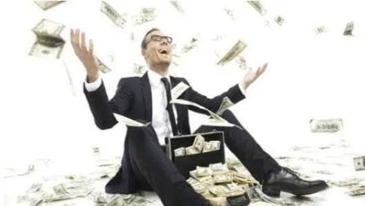 लॉकडाउन के बीच इस शख्स को आया एक फोन, फिर बन गया करोड़पति!