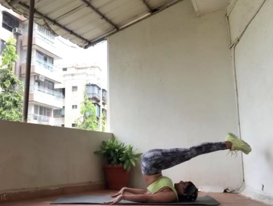 मंदिरा बेदी वर्कआउट करते हुए.