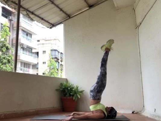 मंदिरा बेदी वर्कआउट करते हुए.