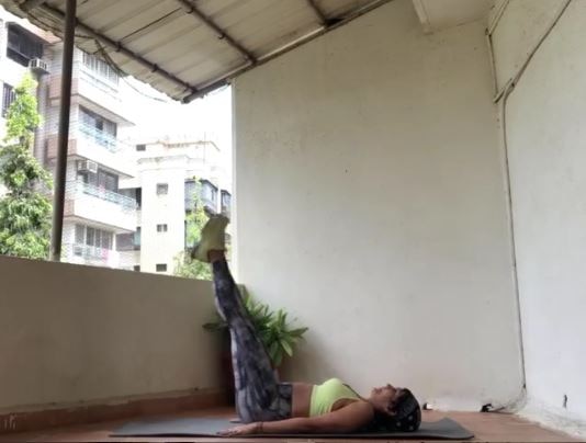 मंदिरा बेदी वर्कआउट करते हुए.