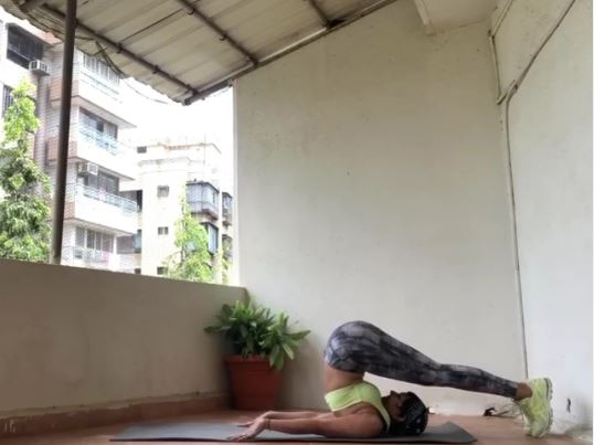 मंदिरा बेदी वर्कआउट करते हुए.