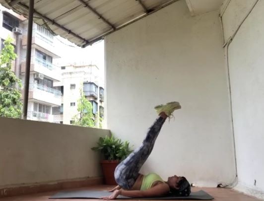 मंदिरा बेदी वर्कआउट करते हुए.