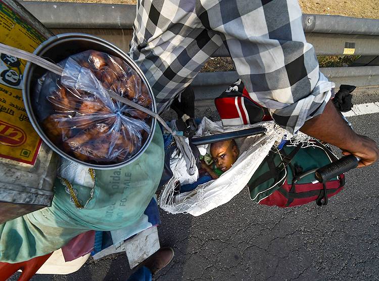 साइकिल पर बोरा, बोरे में बेटी...रुला देगी मजदूर की मजबूरी की ये तस्वीर