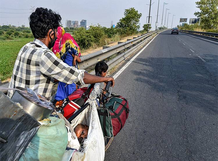 साइकिल पर बोरा, बोरे में बेटी...रुला देगी मजदूर की मजबूरी की ये तस्वीर