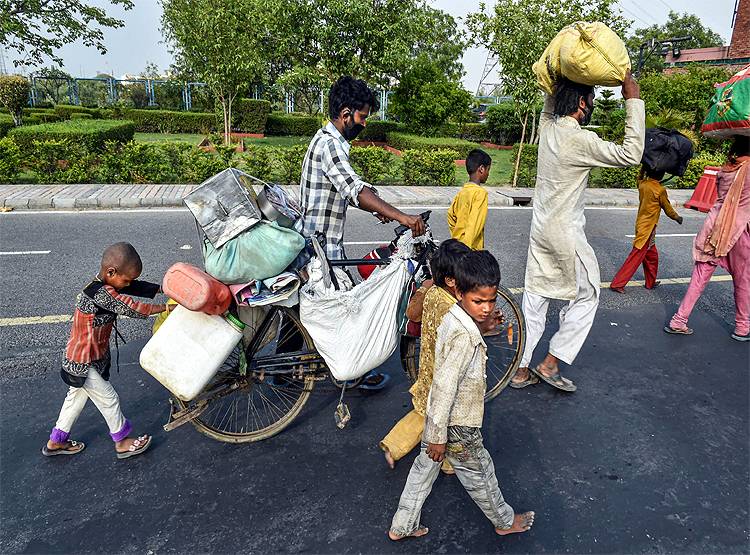 साइकिल पर बोरा, बोरे में बेटी...रुला देगी मजदूर की मजबूरी की ये तस्वीर