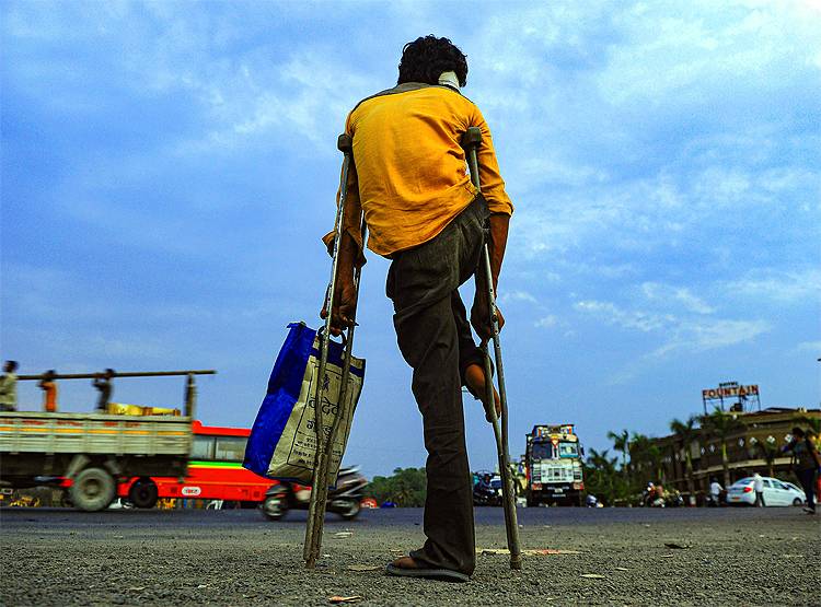 साइकिल पर बोरा, बोरे में बेटी...रुला देगी मजदूर की मजबूरी की ये तस्वीर