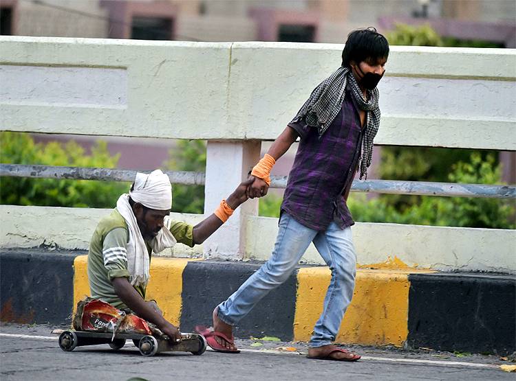 साइकिल पर बोरा, बोरे में बेटी...रुला देगी मजदूर की मजबूरी की ये तस्वीर