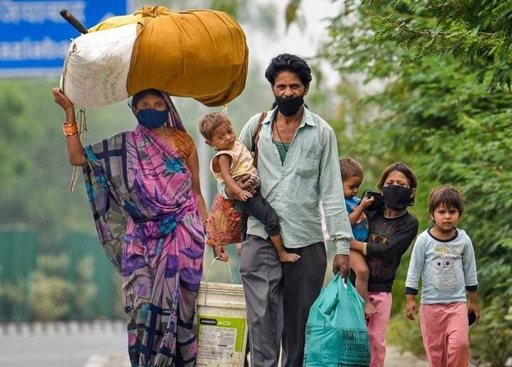 फुटपाथ पर मजदूरों से मिले राहुल, सुरक्षित घर वापसी का दिया भरोसा